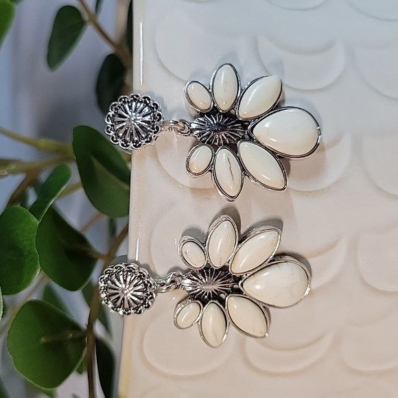 🔥LAST PAIR🔥 Stagecoach Howlite Boho Drop Earrings - Picture 2 of 5